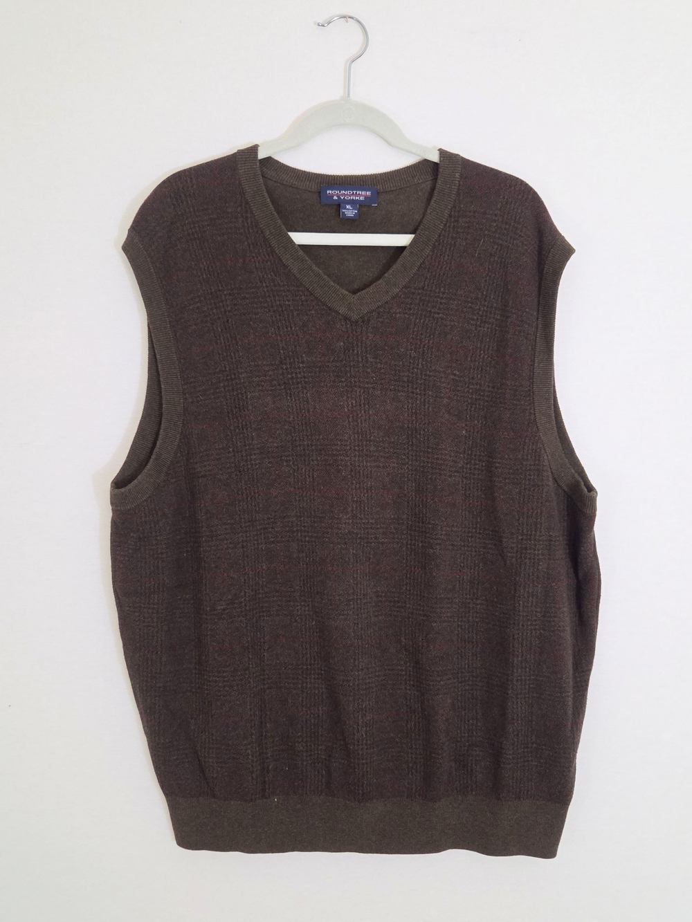 Roundtree & Yorke Men’s Dark Brown V-Neck Sweater Vest